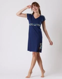 Chemise De Nuit Manches Courtes Imprimé Placé "jardin Secret" -Boutique De Lingerie De Mode 703087 C01 zoomx vue3