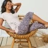 Pyjama Pantacourt En Jersey Imprimé Plumes Avec Pochon Assorti 2 Pyjama Pantacourt En Jersey Imprimé Plumes Avec Pochon Assorti -Boutique De Lingerie De Mode 703678 C01 zoomx