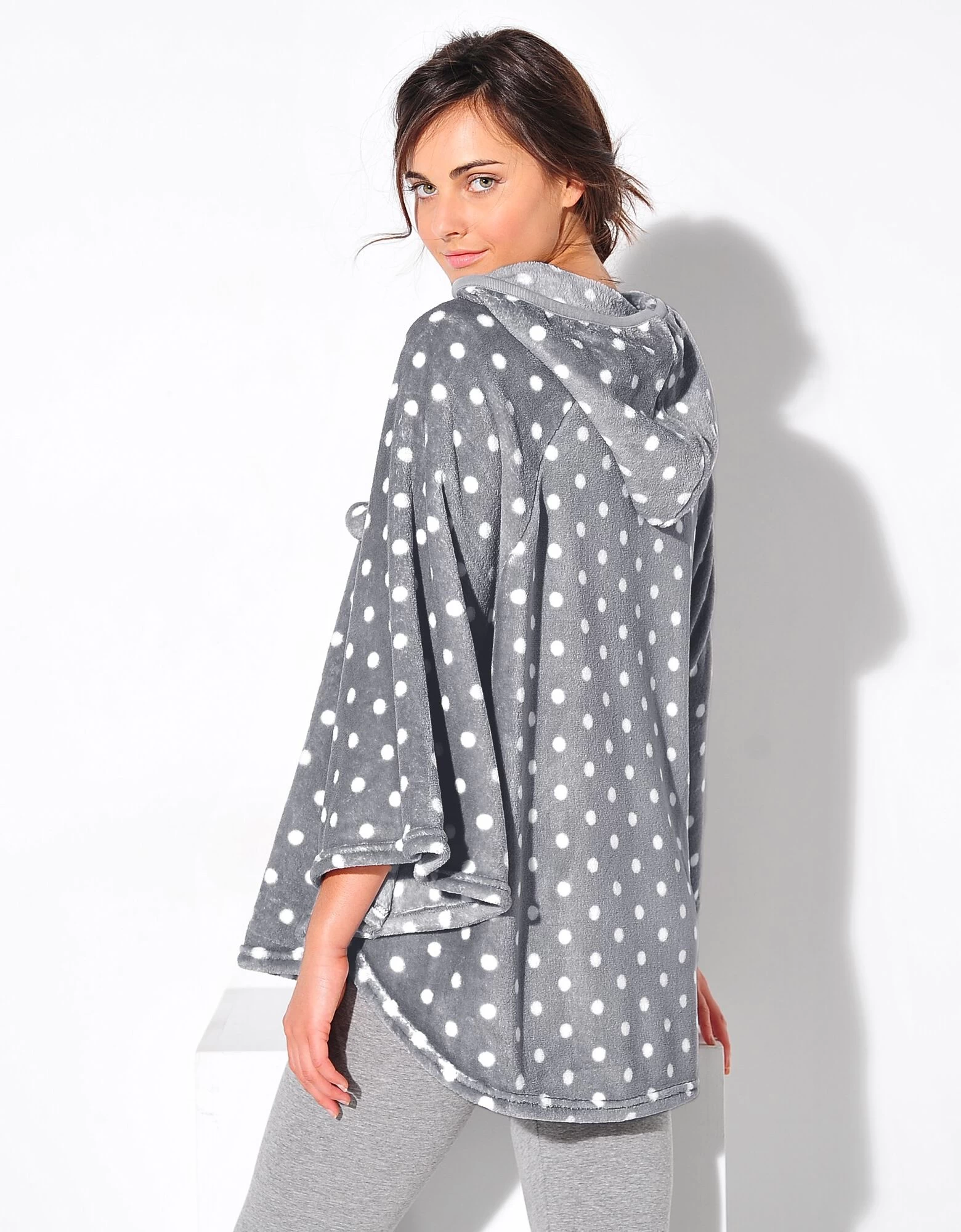 Poncho Polaire Toucher Peluche à Capuche 4 Poncho Polaire Toucher Peluche à Capuche – Image 2